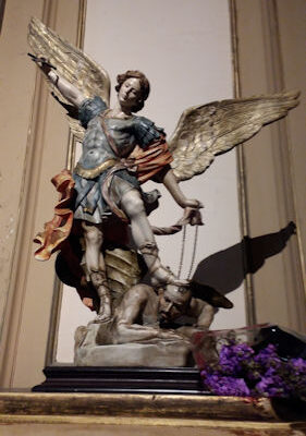 arcángel San Miguel, Coro Angélico de los Arcángeles, imagen de San Miguel Arcángel que se encuentra en la catedral mayor de la Ciudad de Buenos Aires, Argentina.
