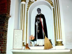 San Martín de Porres, para barrer lo negativo San Martín de Porres, para barrer lo negativo, Altar menor con imagen de San Martín de Porres en la iglesia de Santo Domingo en Lima, Perú