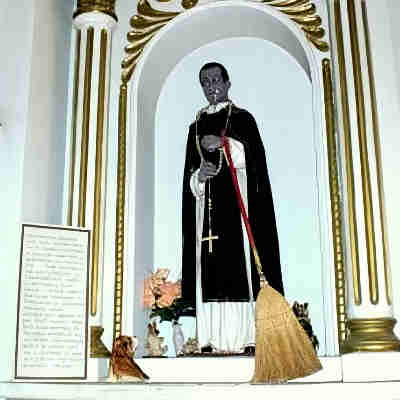 San Martín de Porres, para barrer lo negativo, Altar menor con imagen de San Martín de Porres en la iglesia de Santo Domingo en Lima, Perú