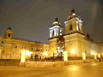 San Martín de Porres, para barrer lo negativo, vista nocturna de la iglesia de Santo Domingo en Lima, Perú